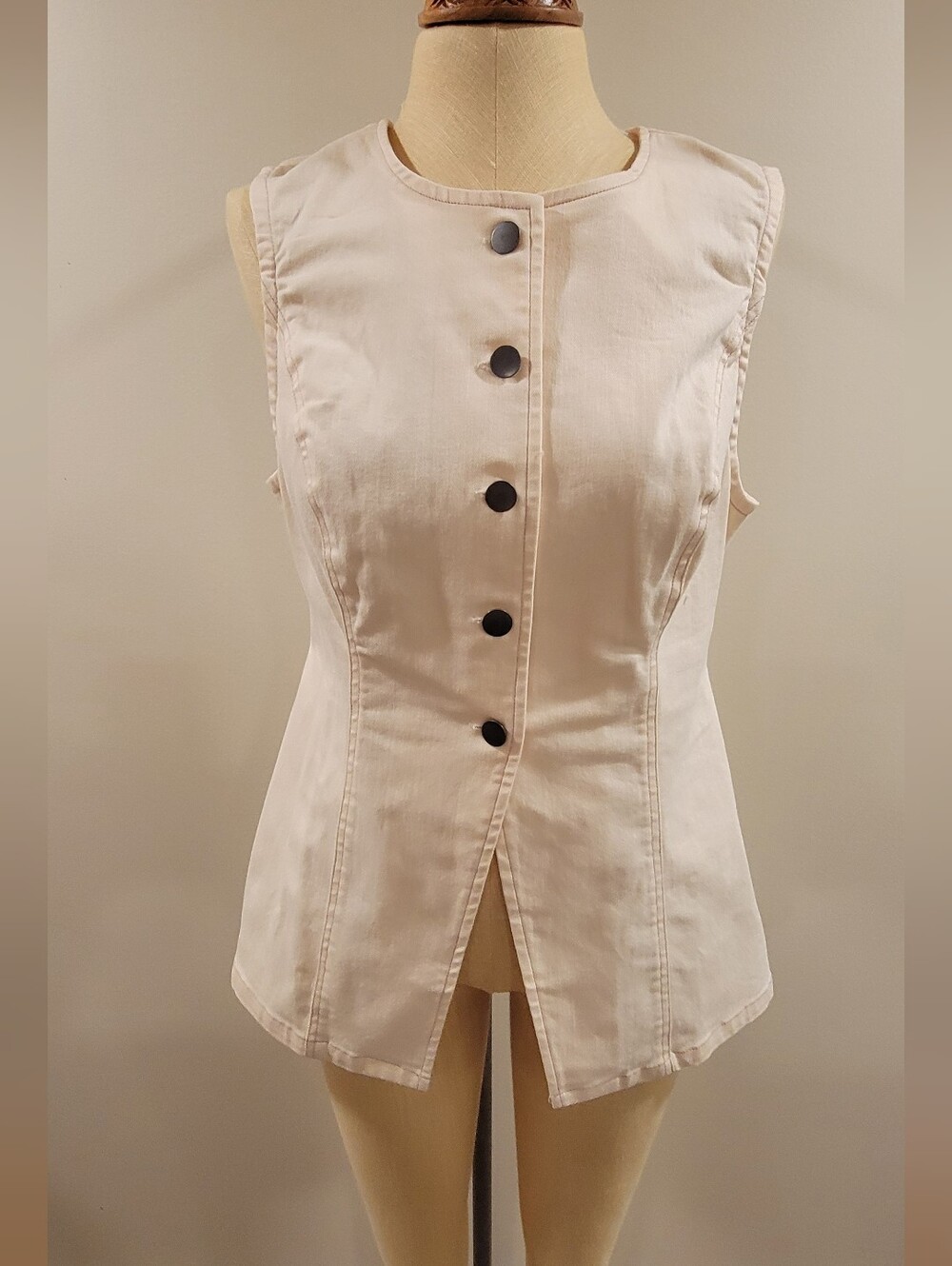Urban Outfittera Sleeveless Cream Button-Front